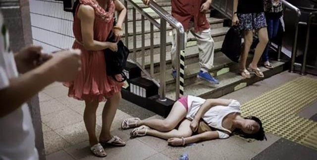 直击北京地铁女子被挤翻白眼，躲在提示板后面默默哭泣