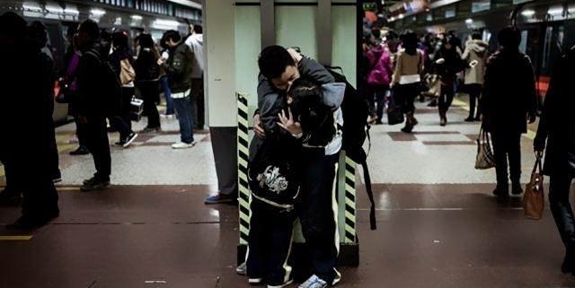 直击北京地铁女子被挤翻白眼，躲在提示板后面默默哭泣