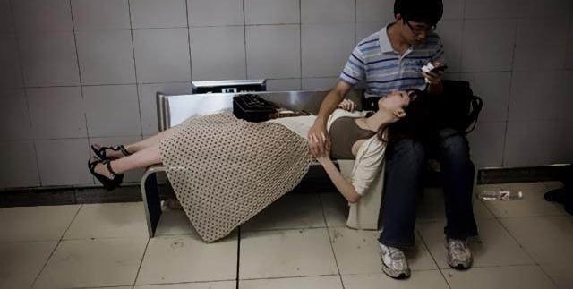 直击北京地铁女子被挤翻白眼，躲在提示板后面默默哭泣