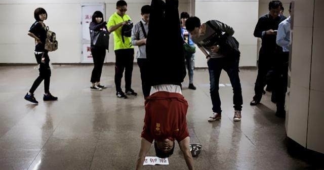 直击北京地铁女子被挤翻白眼，躲在提示板后面默默哭泣