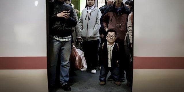 直击北京地铁女子被挤翻白眼，躲在提示板后面默默哭泣