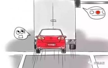 女子开车紧跟大货车 快到路中央时才发现闯了红灯