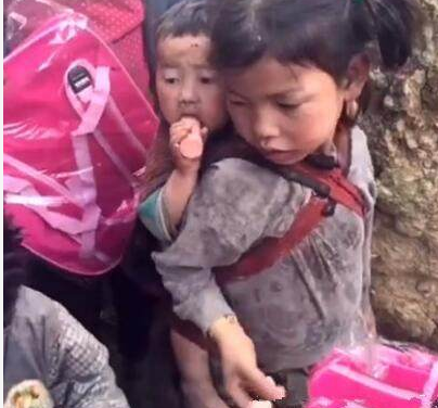 农村姐姐自己吃香肠，弟弟在后面看红眼，可后面接下来一幕却感动