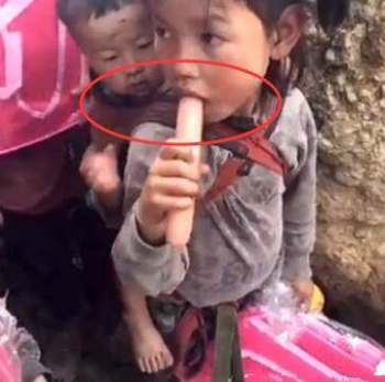 农村姐姐自己吃香肠，弟弟在后面看红眼，可后面接下来一幕却感动