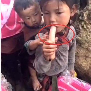 农村姐姐自己吃香肠，弟弟在后面看红眼，可后面接下来一幕却感动
