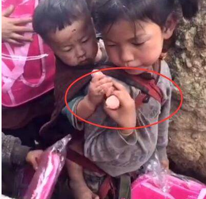 农村姐姐自己吃香肠，弟弟在后面看红眼，可后面接下来一幕却感动