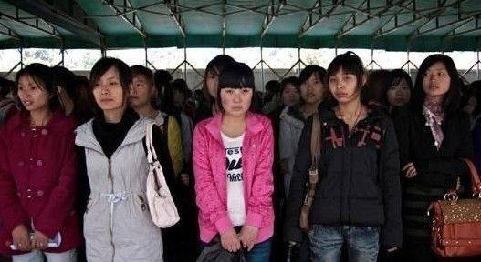 这些厂妹白天辛苦工作，晚上做的事很多人想不到