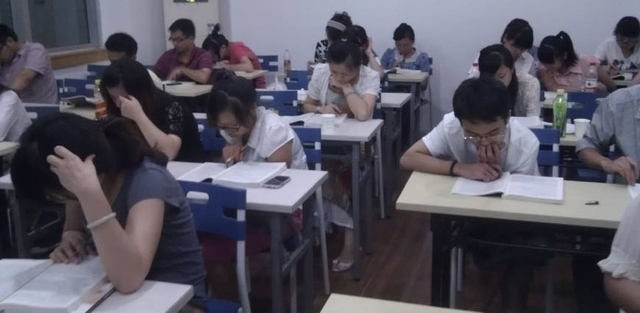 这些厂妹白天辛苦工作，晚上做的事很多人想不到