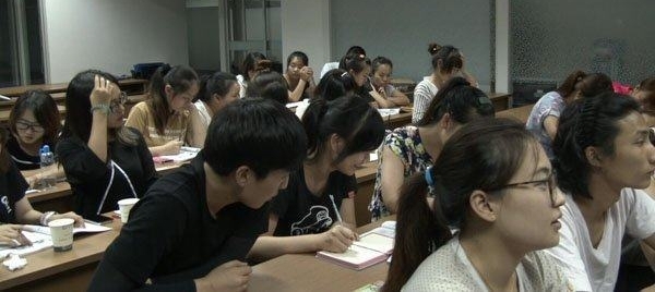 这些厂妹白天辛苦工作，晚上做的事很多人想不到