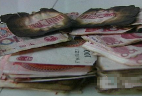 老人80万钞票被烈火烧坏，当场差点被气坏！