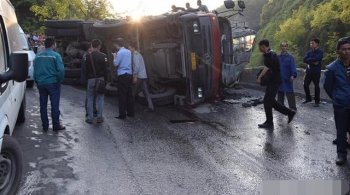 太幸运！运煤大货侧翻 压住一辆客车 受困8人先后被救出