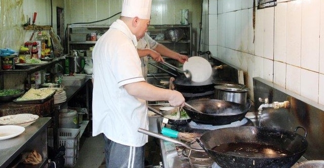 农村洗菜工在厨房发现这个！老板看后大惊失色并叫他不要声张