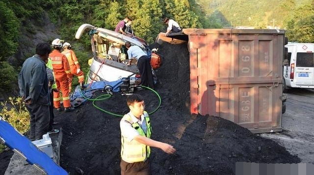 太幸运！运煤大货侧翻 压住一辆客车 受困8人先后被救出