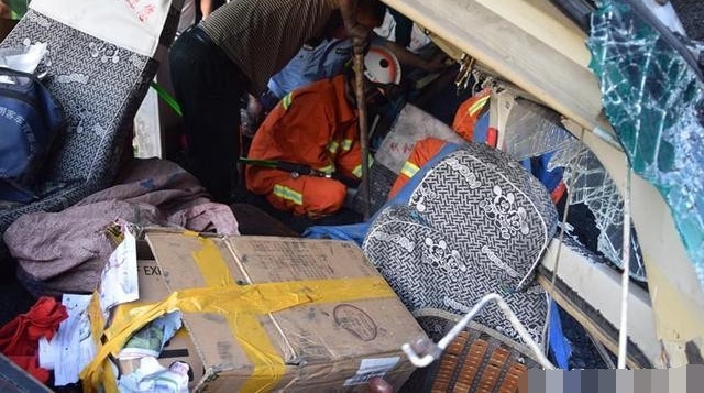 太幸运！运煤大货侧翻 压住一辆客车 受困8人先后被救出