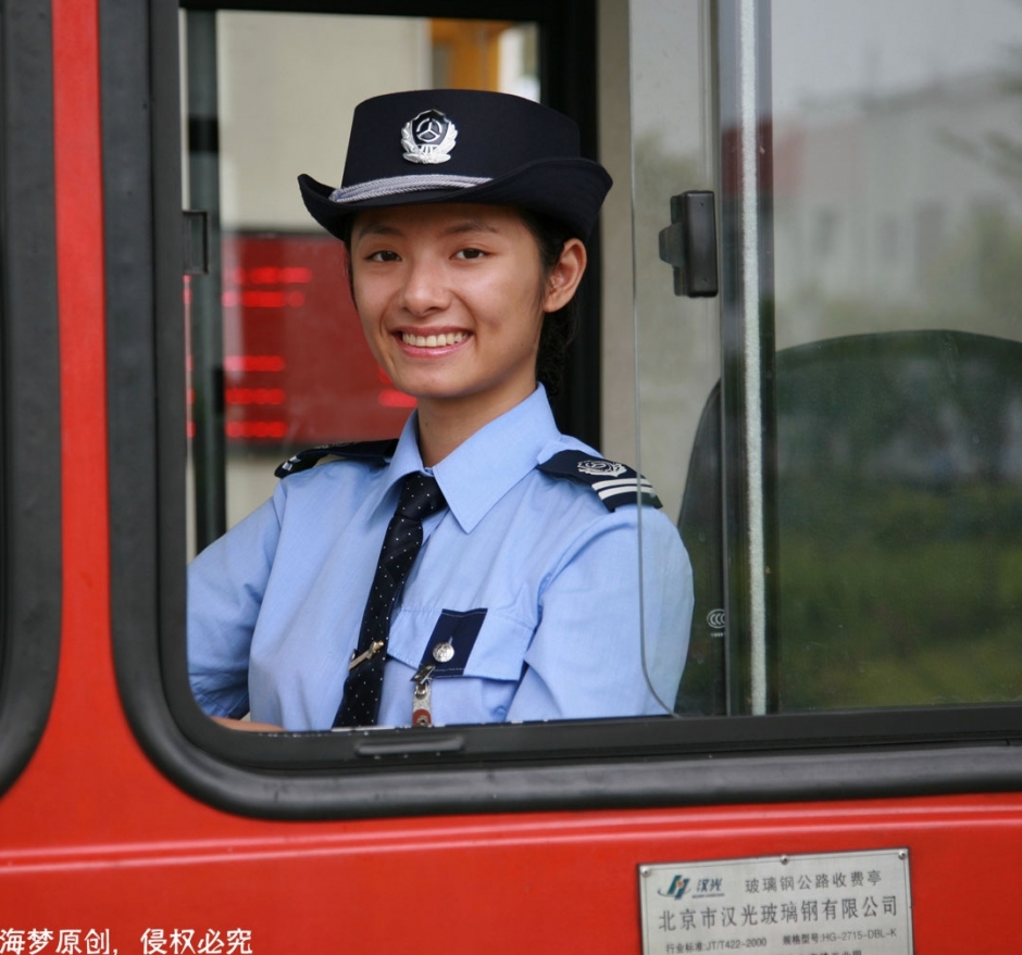收费站工作的姑娘们，青春靓丽其实很辛苦
