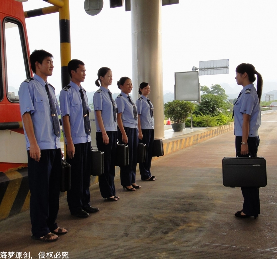 收费站工作的姑娘们，青春靓丽其实很辛苦