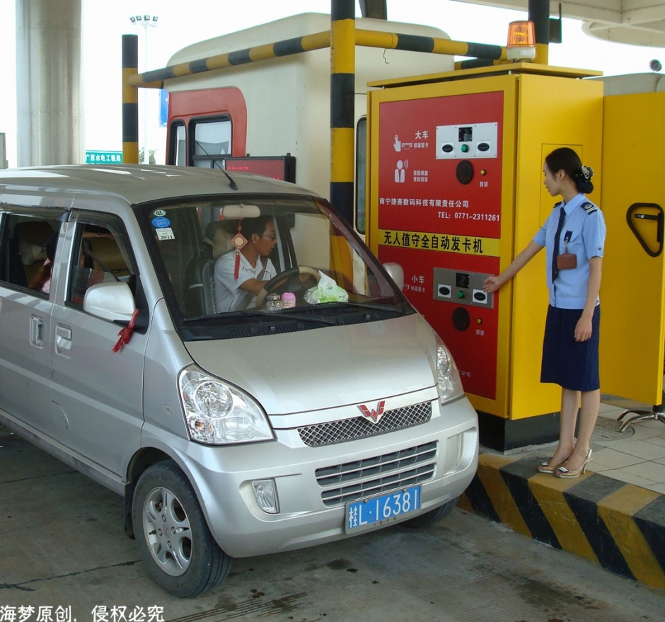 收费站工作的姑娘们，青春靓丽其实很辛苦