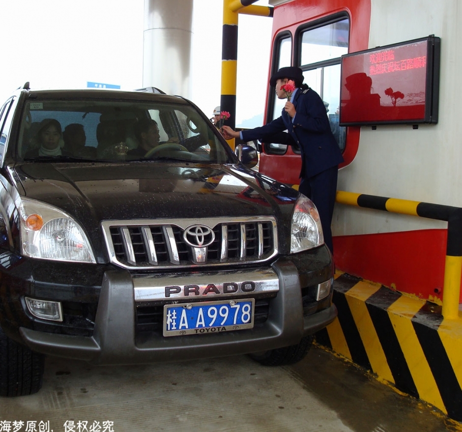 收费站工作的姑娘们，青春靓丽其实很辛苦