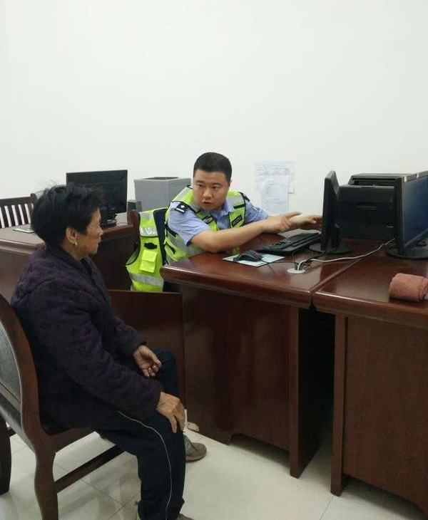 老人迷失高速路 民警将其送回家