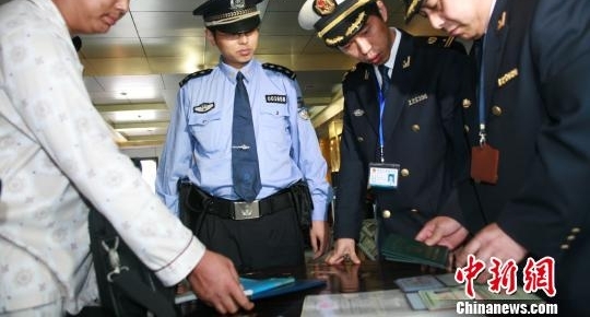 长江一线水域14家海事机构首次开展联动执法