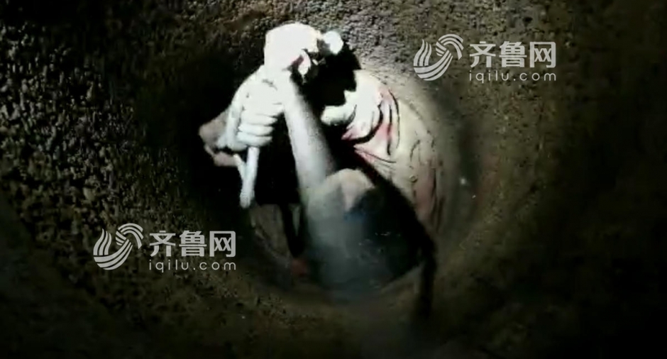 济南女子坠30米深井被困7小时被救出