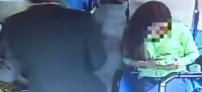 醉酒男子将魔爪伸向女乘客 被制止后抢夺方向盘