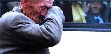 儿子接父亲城里过节，儿媳很不高兴，父亲留下一物走后她后悔不已