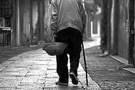 儿子接父亲城里过节，儿媳很不高兴，父亲留下一物走后她后悔不已