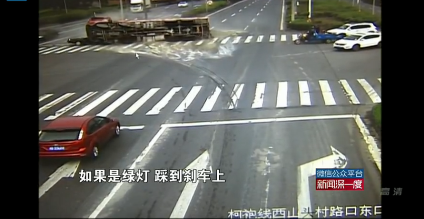 浙江绍兴货车压轿车 又是闯红灯惹的祸！