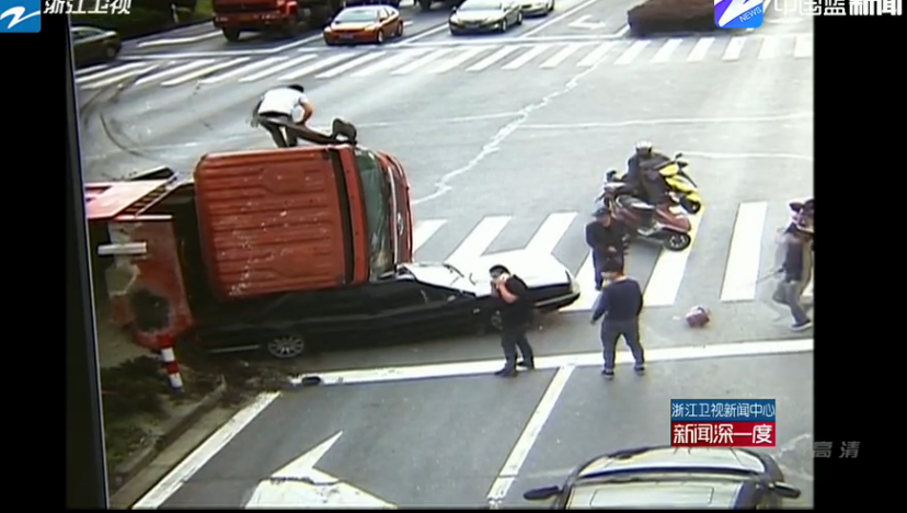 浙江绍兴货车压轿车 又是闯红灯惹的祸！