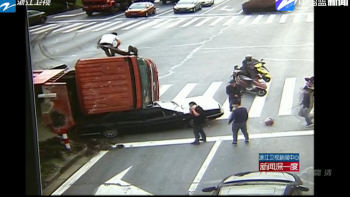 浙江绍兴货车压轿车 又是闯红灯惹的祸！