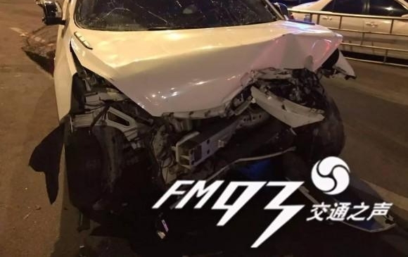 温州闹市街头，两车冲撞几近报废！只因这两人都干了这事