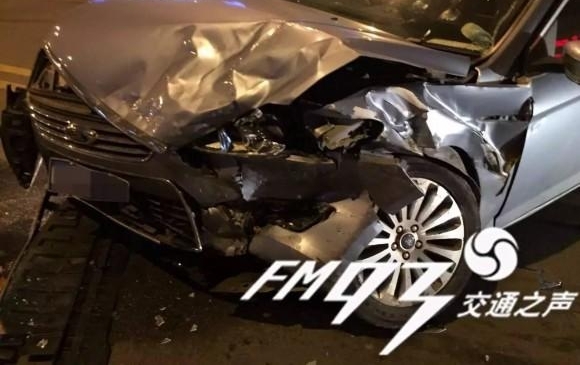 温州闹市街头，两车冲撞几近报废！只因这两人都干了这事