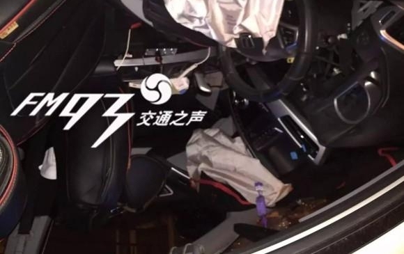 温州闹市街头，两车冲撞几近报废！只因这两人都干了这事