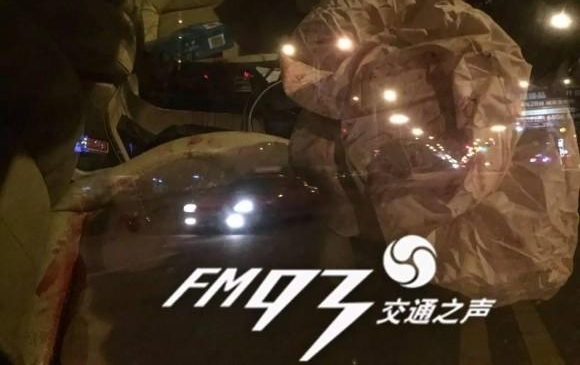 温州闹市街头，两车冲撞几近报废！只因这两人都干了这事