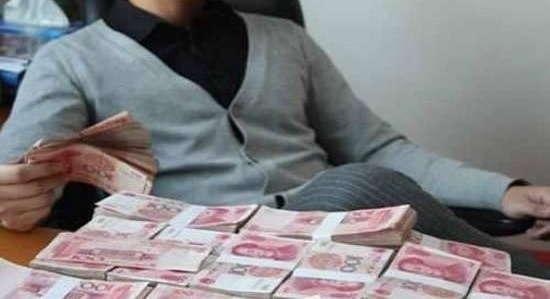 亲生儿子成富豪钱用麻袋装，却只给了他500块，外加一个耳光！