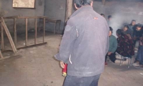 亲生儿子成富豪钱用麻袋装，却只给了他500块，外加一个耳光！