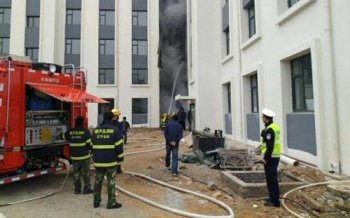 葫芦岛一楼房外墙保温材料起火　玻璃都被烧裂烧炸