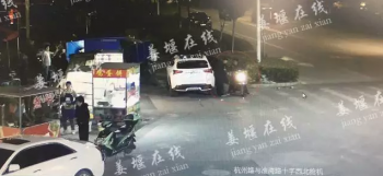 泰州两男子因轿车挡道 偷走后座名牌包泄愤