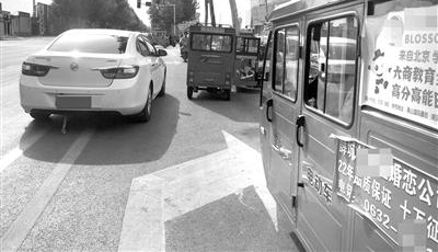 三轮占道 右转难行