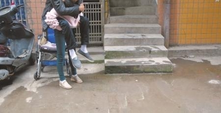 不离不弃嫁瘫痪男友 好妻子用柔弱双肩扛起家