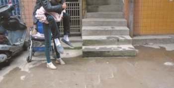 不离不弃嫁瘫痪男友 好妻子用柔弱双肩扛起家