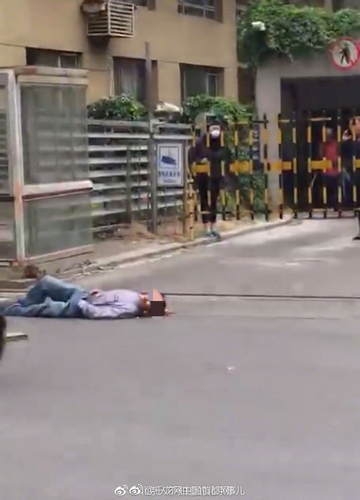 北京一路人被木板砸中头部 颅脑损伤正在抢救