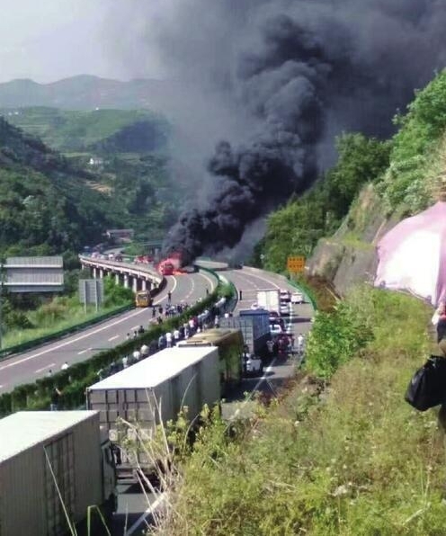 宜巴高速兴山段一半挂车自燃，瞬间烧成“火球”