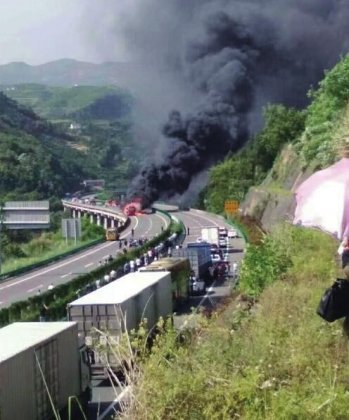 宜巴高速兴山段一半挂车自燃，瞬间烧成“火球”