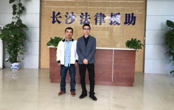 被诬杀人、法院“疑罪从无”，湖南男子出狱后寻法援律师致谢