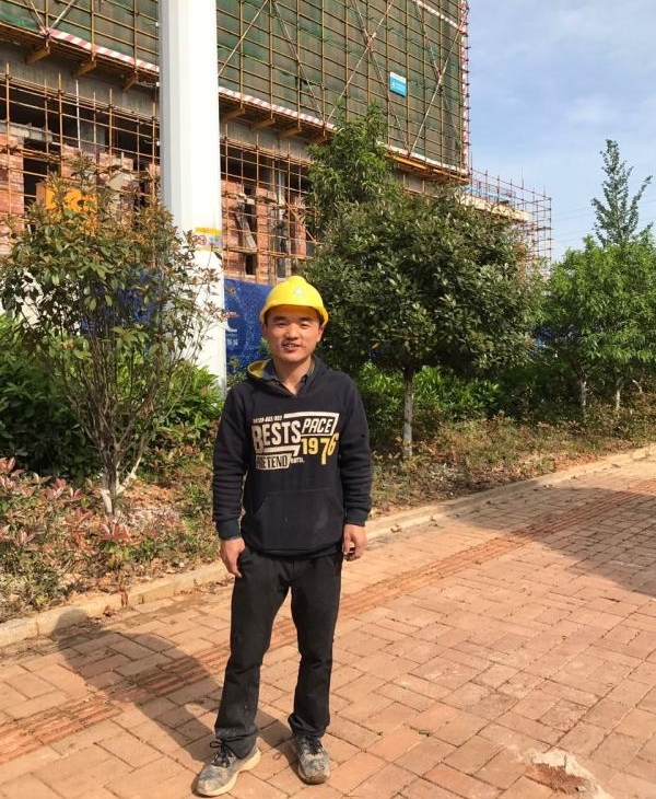 被诬杀人、法院“疑罪从无”，湖南男子出狱后寻法援律师致谢