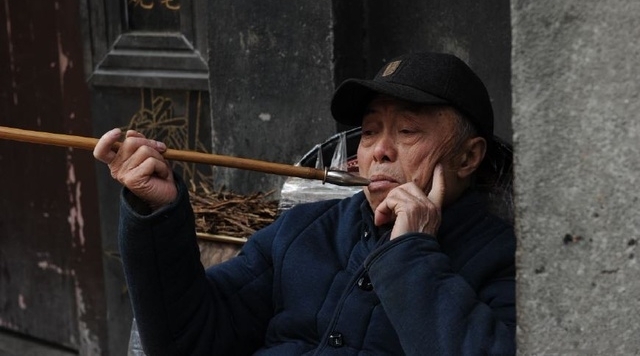 比姚明还高34厘米的长烟杆，成都一老人天天用它来吸烟！