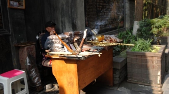 比姚明还高34厘米的长烟杆，成都一老人天天用它来吸烟！