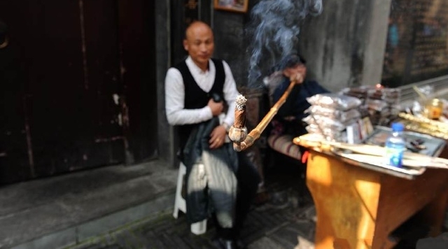 比姚明还高34厘米的长烟杆，成都一老人天天用它来吸烟！